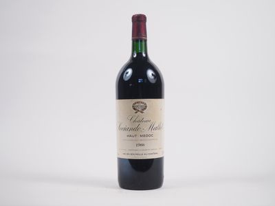 une bouteille de vin posée sur une table blanche