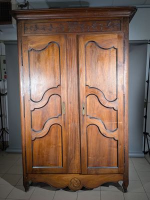 une grande armoire en bois surmontée de deux portes