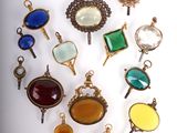 une image représentant un ensemble de pendentifs en verre de différentes couleurs posés sur une surface blanche