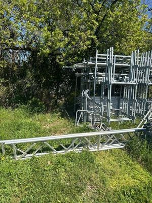 une structure métallique située au milieu d'un champ herbeux
