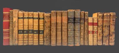 de nombreux livres anciens alignés les uns à côté des autres sur une étagère