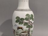 un vase blanc orné d'un motif représentant des animaux
