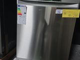 un lave-vaisselle en acier inoxydable et un micro-ondes dans une cuisine