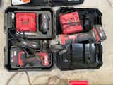 une boîte à outils posée par terre à côté d'une perceuse sans fil