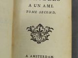 un livre ouvert avec un titre en noir et blanc