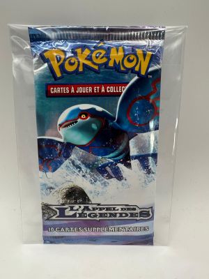 un gros plan sur un paquet de cartes à collectionner Pokémon posé sur une table