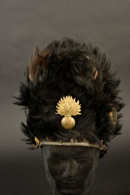 une image représentant un chapeau noir orné de plumes