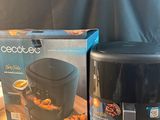 une photo d'une boîte de nourriture posée sur une table à côté d'une friteuse à air chaud