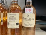 quatre bouteilles de vin sont alignées sur un comptoir