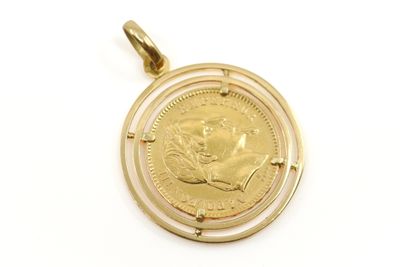 une image représentant un pendentif en forme de pièce d'or sur lequel figure une femme