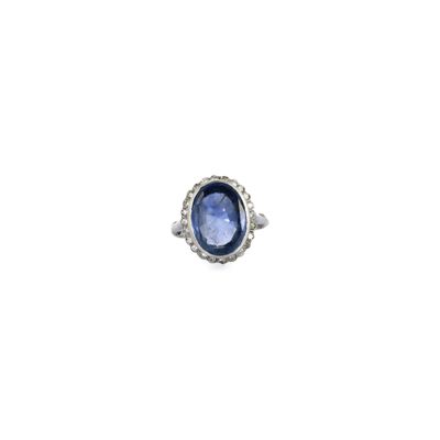 Travail français Bague pompadour en or gris 750‰ et saphir o…