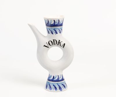 une image représentant un vase bleu et blanc sur lequel est inscrit « vodka »