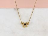 un collier plaqué or orné d'un pendentif en forme d'œil avec une pierre noire