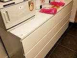 un micro-ondes posé sur une commode dans une cuisine