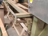 une image d'une machine qui travaille sur un morceau de bois
