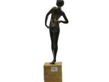 statue d'une femme debout sur un bloc de marbre