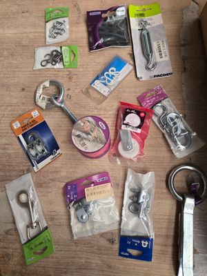 un grand nombre d'objets posés sur une table