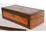 une vieille boîte en bois posée sur une table, à côté d'une paire de ciseaux