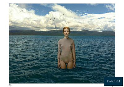 une femme debout au milieu d'un plan d'eau