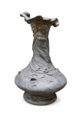 une statue représentant une femme en robe, posée sur un socle