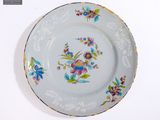 une assiette ornée d'un motif floral sur une surface blanche