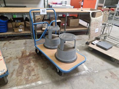 un chariot sur lequel sont posés deux seaux, dans un entrepôt
