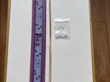 une feuille de papier et une règle posées sur une table