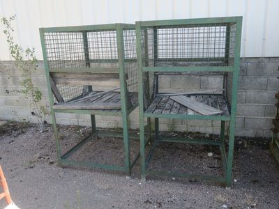 deux cages posées l'une à côté de l'autre par terre