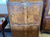une armoire placée devant une fenêtre