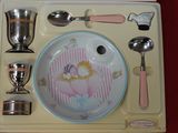 une photo d'un ensemble de jeu pour petite fille comprenant une assiette, des cuillères, des tasses, des cuillères et des couverts