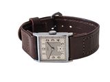 l'image d'une montre-bracelet avec un bracelet en cuir marron