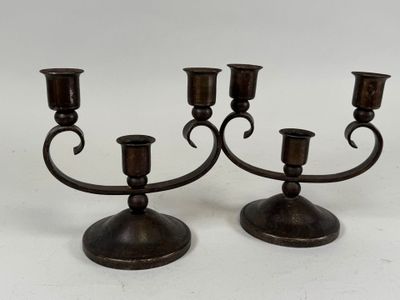 Paire de bougeoirs en métal patiné à deux bras et trois lumi… - Photo 1