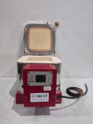 une image représentant une machine rouge et blanche posée sur une surface blanche