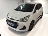 une voiture blanche garée dans un garage