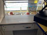 un petit réfrigérateur rempli de nourriture