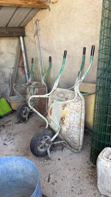 beaucoup d'outils de jardinage qui traînent dans la terre