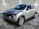 Le SUV Nissan Juke argenté est garé dans le garage.