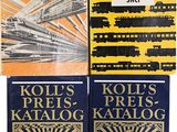 deux livres sont posés l'un à côté de l'autre sur une table