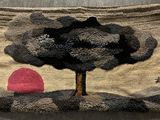 une tapisserie représentant un arbre, accrochée au mur