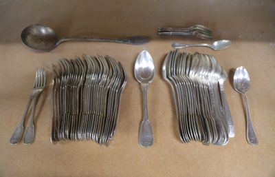 de nombreuses cuillères et fourchettes disposées sur une table
