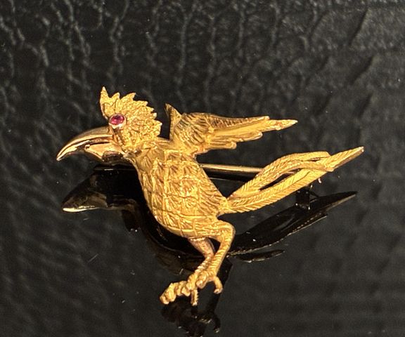 Broche en or 18 carats 750 millièmes figurant un oiseau, l’œil fo...