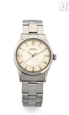 une photo d'une montre-bracelet au cadran blanc, montée sur un bracelet argenté