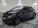 Une voiture noire est garée dans un garage dont le sol est à damier.