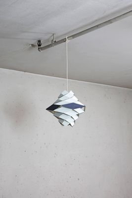 un papier suspendu au plafond d'une pièce