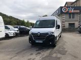 une camionnette blanche garée dans un parking