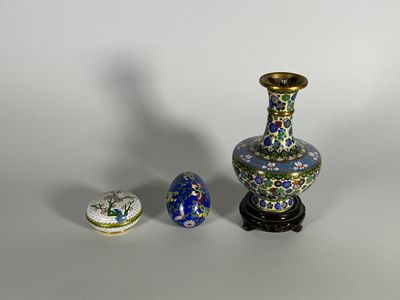 trois vases posés l'un à côté de l'autre sur une table