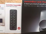 deux boîtes de manettes Nintendo Wii posées sur une surface en bois