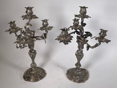 paire de chandeliers anciens en métal argenté, ornés d'oiseaux et de fleurs