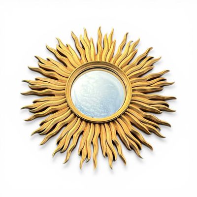 un soleil doré rayonnant avec un miroir en son centre