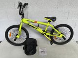 le vélo est jaune, avec une selle noire et un sac noir